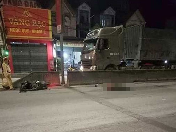 Một người đàn ông tử vong tại chỗ sau va chạm với xe tải