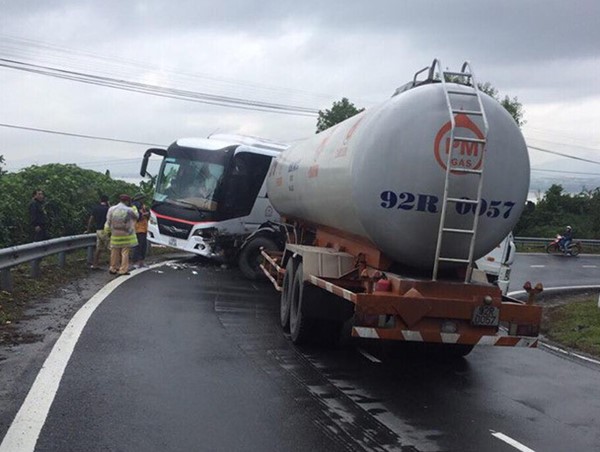 Lại xảy ra tai nạn trên đèo Hải Vân