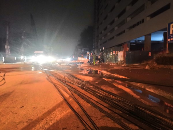 Hà Nội: Xe bồn kéo đổ 4 cột điện trong đêm