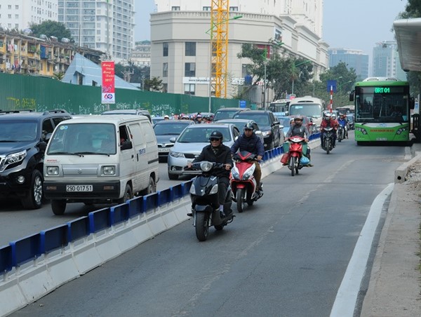Xe buýt BRT “vật lộn” với phương tiện lấn làn