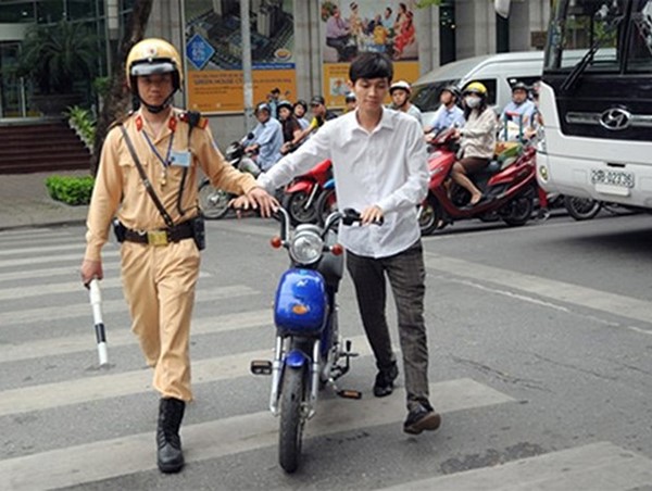 Tăng cường xử lý vi phạm không đội mũ bảo hiểm