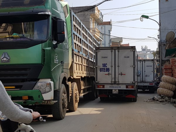 Trục đường chính vào xã La Phù (Hoài Đức): Bao giờ hết ùn tắc?