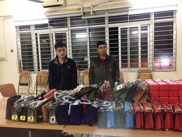 Hà Nội: Phát hiện một xe tải chở 600 quả pháo sáng