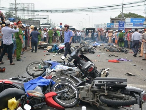 Khen thưởng 7 cá nhân vụ xe container tông hàng loạt xe máy dừng đèn đỏ tại Long An