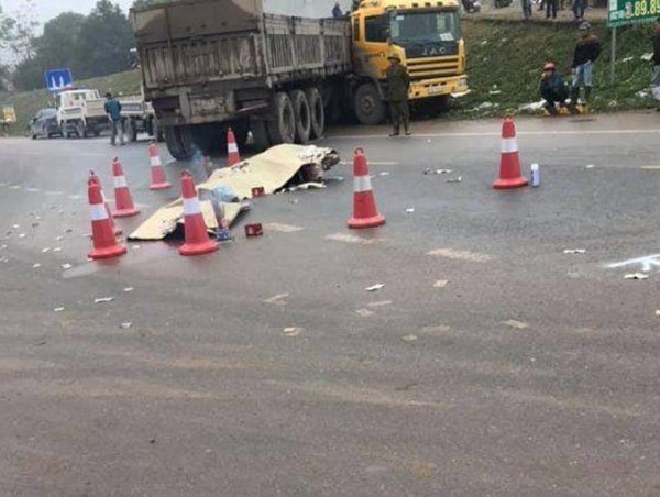 Điều tra làm rõ vụ xe đầu kéo đâm xe máy khiến 2 người chết trên Quốc lộ 32