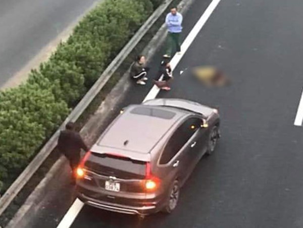 Đi bộ qua cao tốc, cụ ông bị ô tô tông tử vong