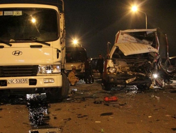 4 ô tô tông nhau vỡ vụn trên cầu Thăng Long