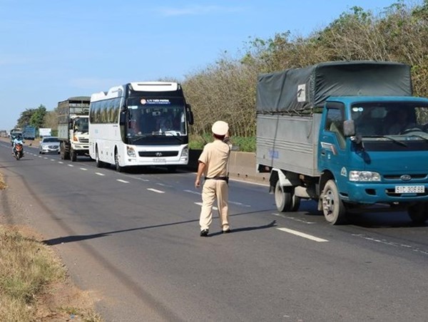Từ ngày 21/1, CSGT có quyền kiểm soát tất cả xe tải và xe khách