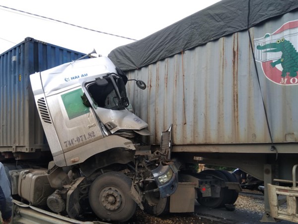 Hai xe container đấu đầu, tài xế tử vong trong cabin bẹp dúm