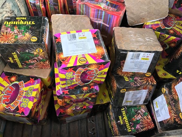 Khách liều lĩnh gửi cả pháo đi máy bay