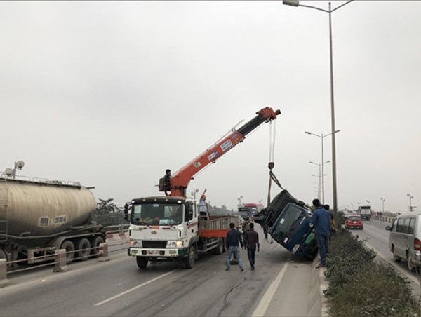 Xe tải lật nghiêng trên cầu Thanh Trì