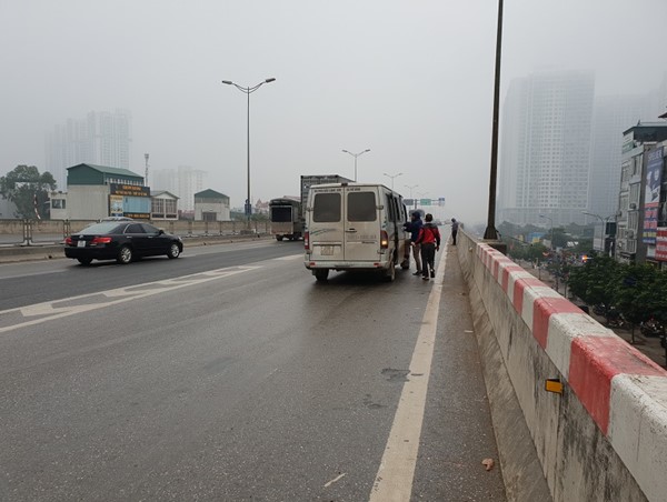Hà Nội: Dừng đón khách gây nguy hiểm tại đường trên cao
