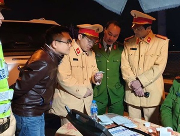 CSGT Hà Nội phát hiện tài xế container dương tính với ma túy trên đường Pháp Vân - Cầu Giẽ