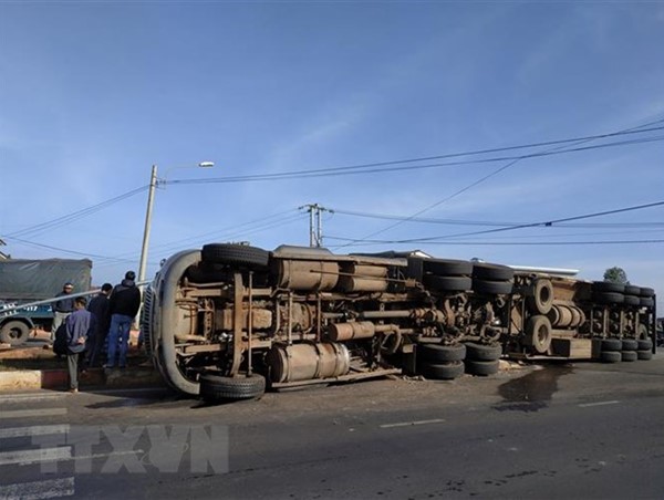 Xe container va chạm với xe 9 chỗ, 1 người bị thương nặng