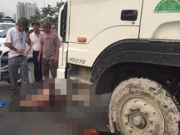 Xe bồn cán 2 chân cô gái sau va chạm giao thông