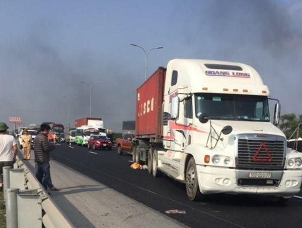 Xe container tông tử vong công nhân làm đường trên cao tốc Pháp Vân - Cầu Giẽ