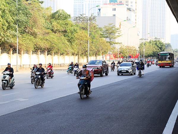 Công nhân gấp rút hoàn thành dự án mở rộng mặt đường tuyến Vành đai 2