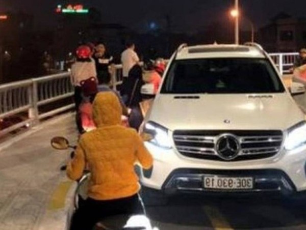 Hà Nội: Tước bằng 2 tháng với lái xe Mercedes đi ngược đường dành cho xe máy