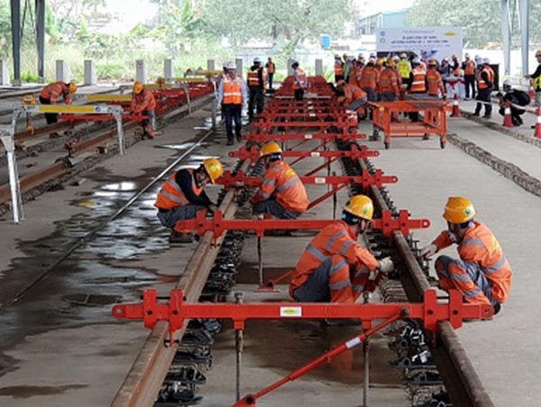 Lắp đặt ray tuyến đường sắt Nhổn - Ga Hà Nội