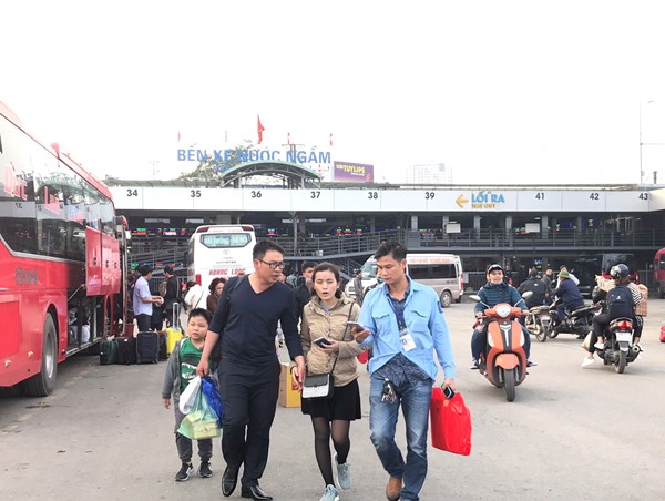 Người dân hối hả rời Thủ đô về quê đón Tết