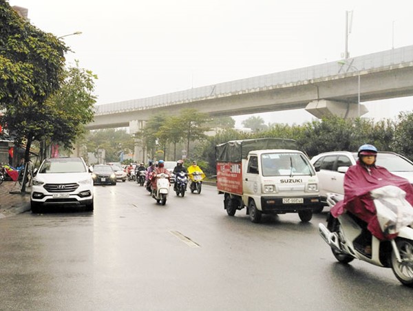[Điểm nóng giao thông] Nhiều xe dừng đỗ sai quy định trên phố Hoàng Cầu