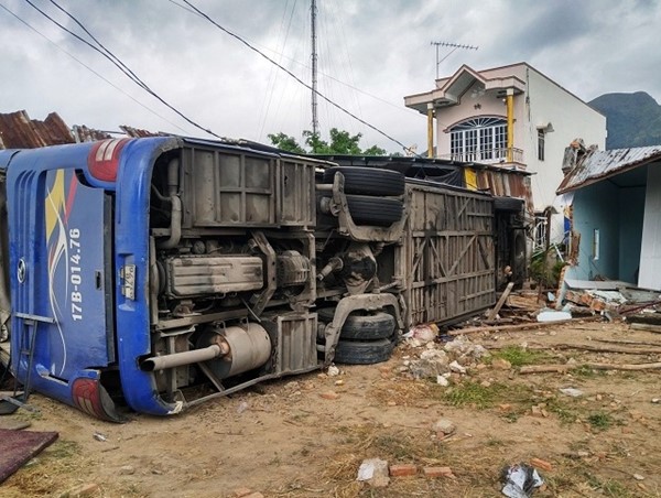 Vụ xe khách lật tại Khánh Hòa: Sẽ giám định chất lượng lốp xe