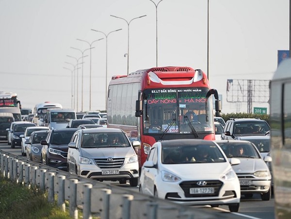 Vì sao lượng xe cá nhân tăng cao?