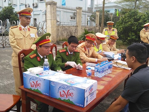 Cận cảnh quy trình kiểm tra ma túy của CSGT