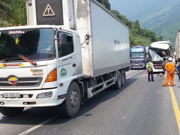 11 người bị thương sau cú đối đầu của xe khách với xe đầu kéo