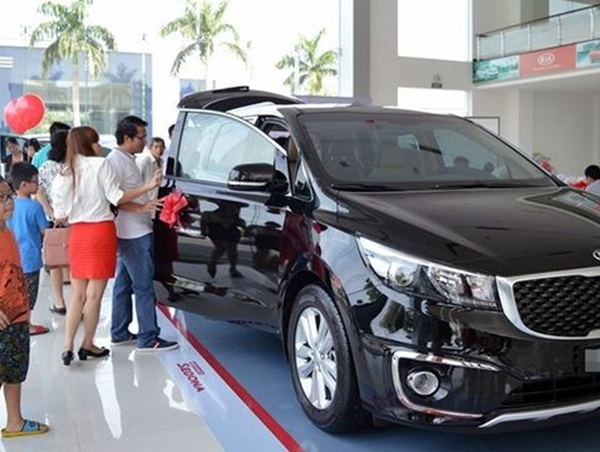 Ô tô, xe máy đồng loạt giảm giá sau Tết