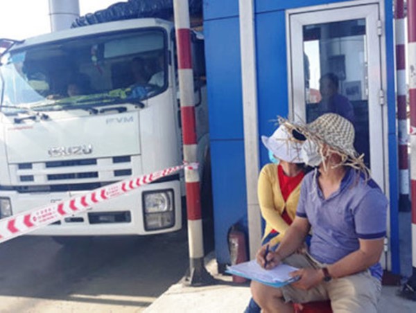 Xuất hiện nhóm người đếm xe tại BOT Ninh Lộc