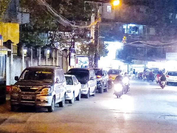 [Điểm nóng giao thông] Xe đỗ hàng dài trên phố Nguyễn Quý Đức