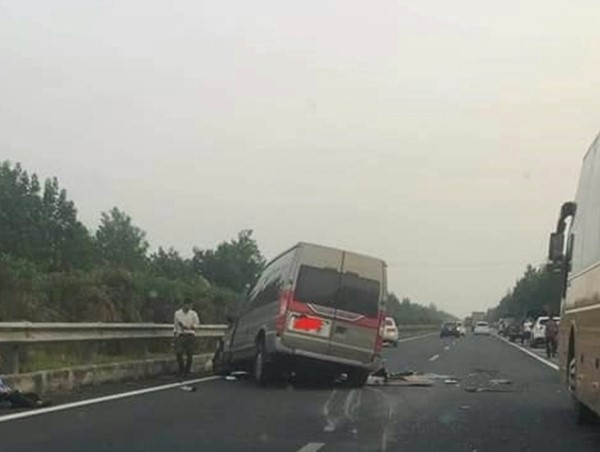 Ô tô bị đâm nát trên cao tốc Pháp Vân - Cầu Giẽ, 3 người thương vong