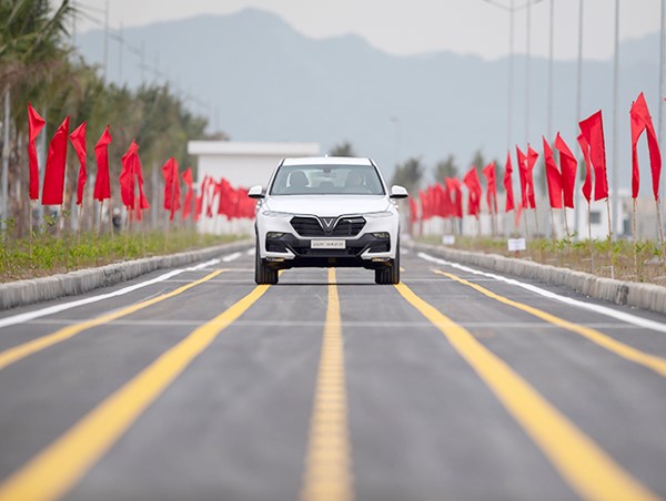 VinFast hoàn thành sản xuất thử nghiệm chiếc xe Lux Suv đầu tiên