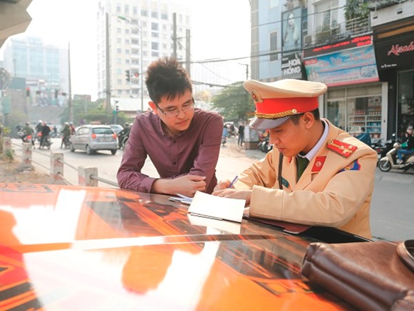 Đề xuất mất bằng lái xe phải thi lại: Muốn đẩy cái khó cho dân?