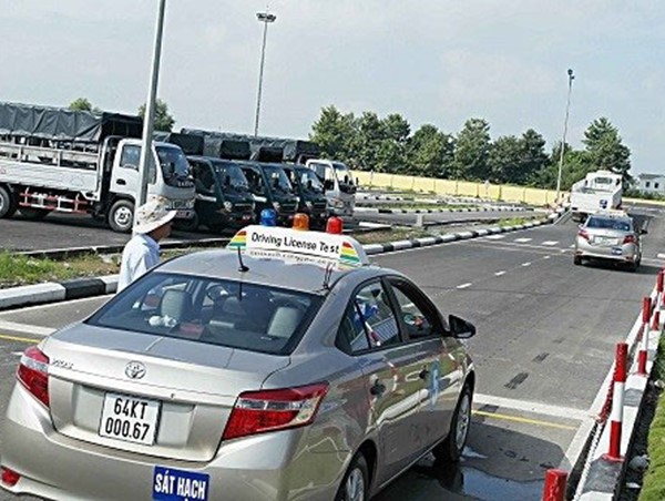 Xem xét lại đề xuất “mất bằng lái xe phải thi lại”