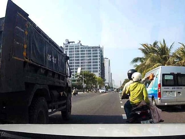 Xử lý nghiêm hành vi ném gạch vào xe tải đang lưu thông