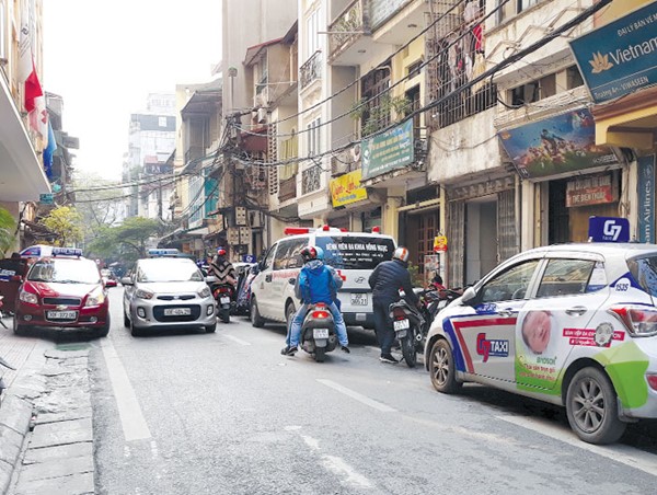 [Điểm nóng giao thông] Lộn xộn trên phố Yên Ninh