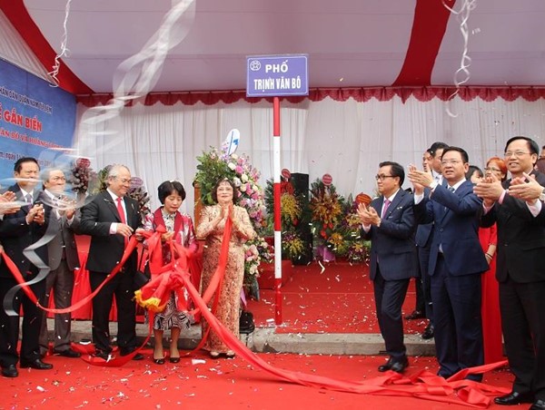 Gắn biển 2 tuyến phố Trịnh Văn Bô, Hoàng Trọng Mậu