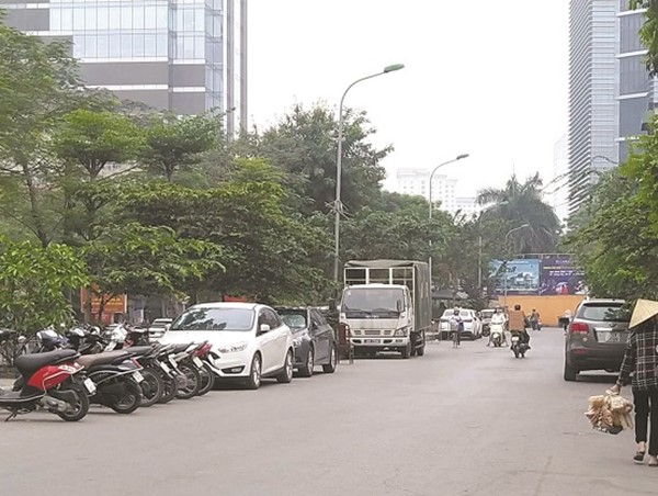 Lộn xộn trên mương Thái Hà