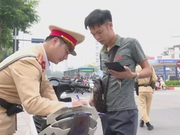 Nâng cao ý thức chấp hành đội mũ bảo hiểm cho người dân