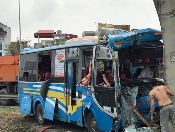 Xe khách đâm vào chân cầu vượt, 11 người bị thương