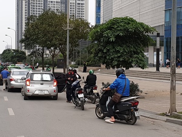 [Điểm nóng giao thông] Nhốn nháo dưới biển cấm 