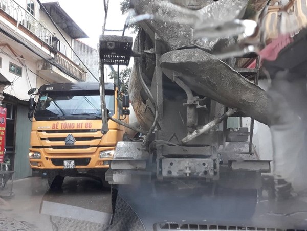 Xe tải nặng “tra tấn” đường xã Lại Yên