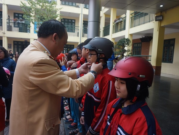Đội mũ bảo hiểm cho trẻ em khi tham gia giao thông: Còn nặng tính hình thức