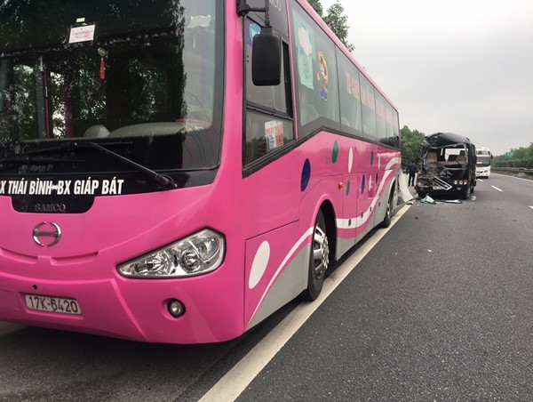 Xe limousine đâm xe khách trên cao tốc Cầu Giẽ - Ninh Bình