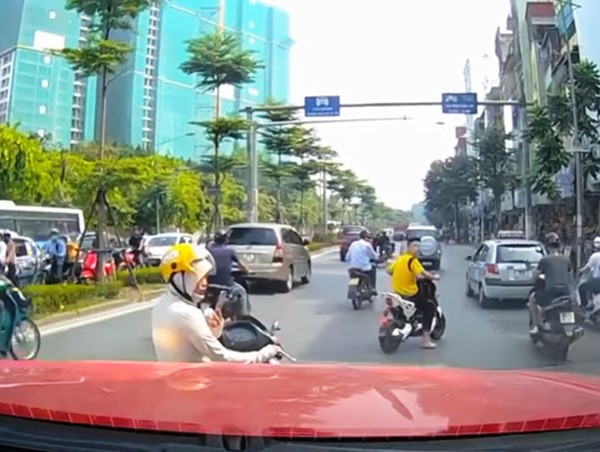 Dừng xe gây cản trở giao thông: Khó xử lý vi phạm?