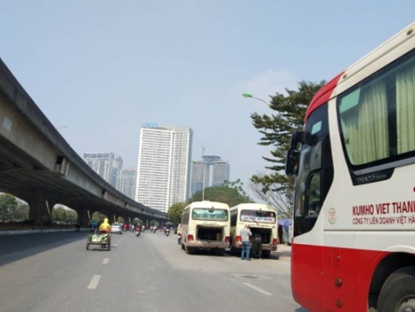 Hà Nội: Xe khách tự do dừng đỗ, đón khách