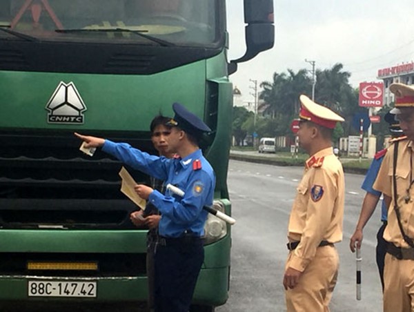 Tài xế dương tính với ma túy lao xe vào đoàn kiểm tra để bỏ chạy