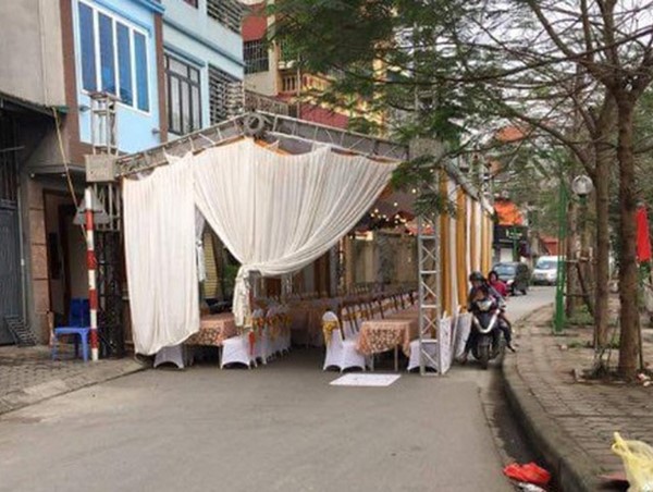 Chuyện ăn cưới dưới lòng đường